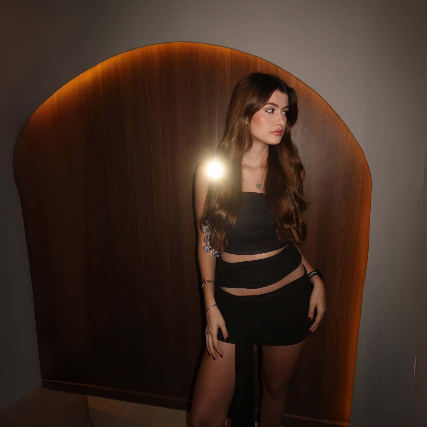 Modelo de tres-quartos com Vestido Siena preto curto, recorte na cintura e caimento leve em tule