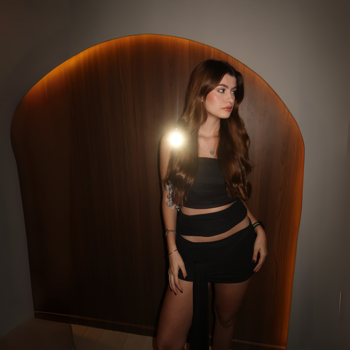 Modelo de tres-quartos com Vestido Siena preto curto, recorte na cintura e caimento leve em tule