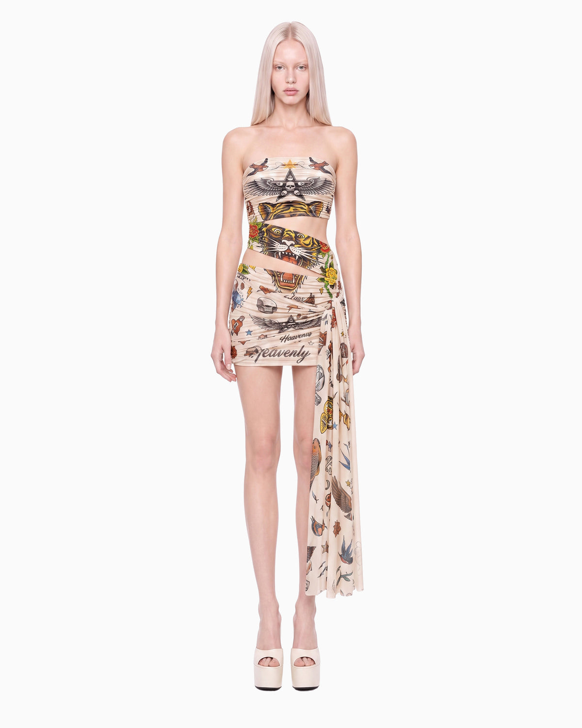 Modelo de frente com Vestido Transpasses Tule Tigre bege, tomara que caia curto com recortes vazados e faixa comprida