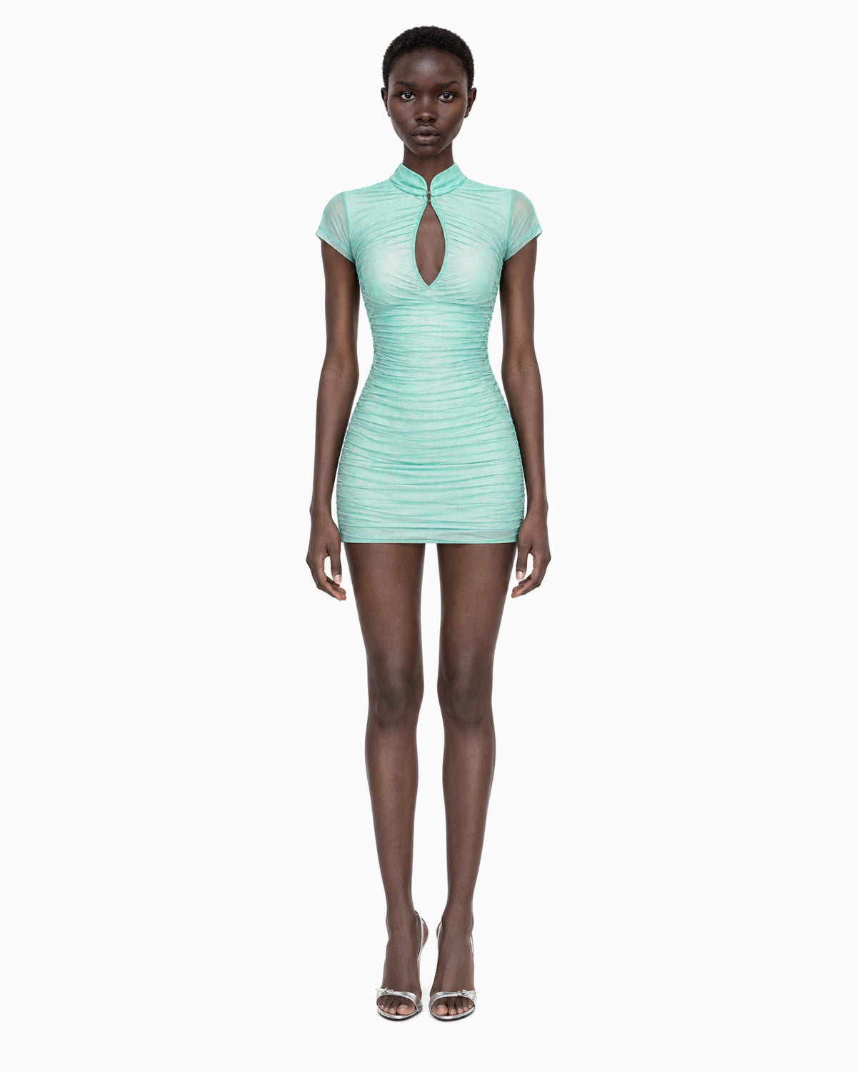 Modelo vestindo Vestido Tule Drapeado Gota acqua, com gola alta, mangas curtas e abertura em gota, vista frontal de corpo inteiro