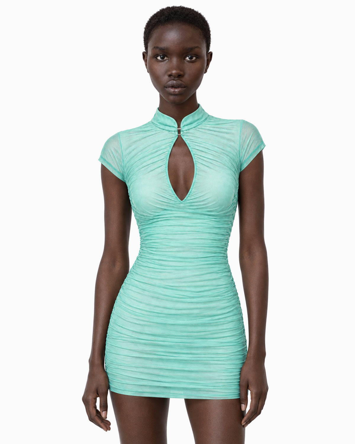 Modelo vestindo Vestido Tule Drapeado Gota acqua, com gola alta, mangas curtas e abertura em gota, detalhe frontal